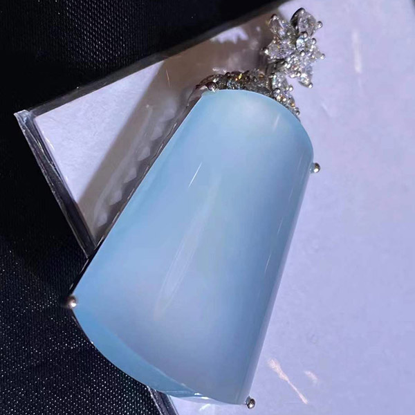 高冰厚庄无事牌翡翠吊坠，水汪汪很干净