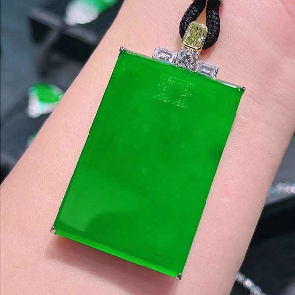 满绿简镶无事牌翡翠吊坠，大气简约，低调奢华