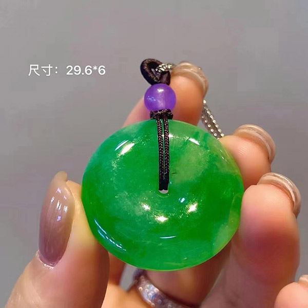 满绿翡翠平安扣吊坠，素面题材整体盈光甜润，必收系列！