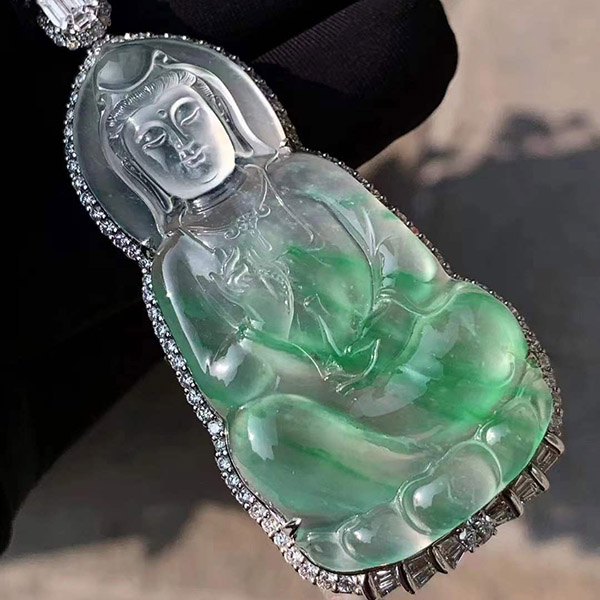 老蒋大师作品—木那料冰绿观音翡翠吊坠，冰透清澈，有意境