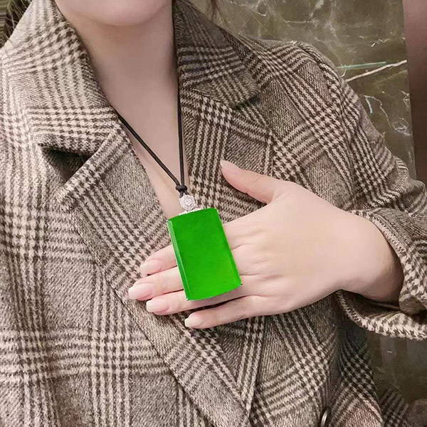 满绿平安无事牌翡翠挂件，色匀，色辣，种老，水足，美艳