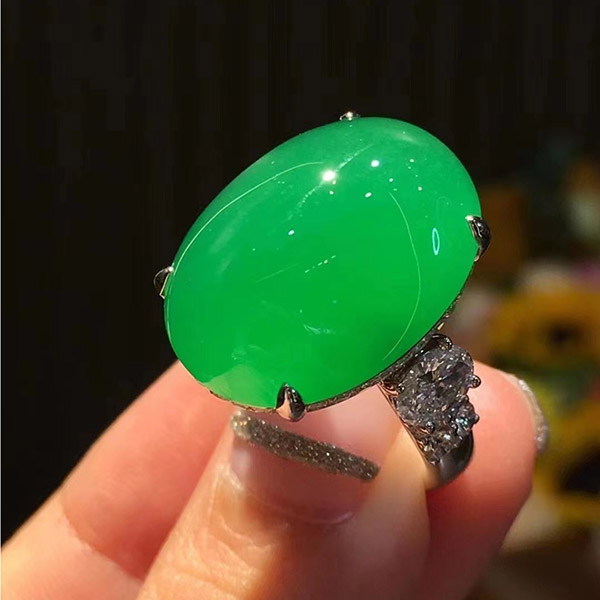 饱满辣绿馒头翡翠戒指