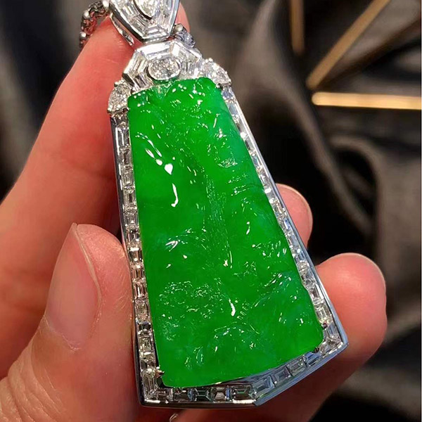 高冰饱满阳绿山水牌翡翠吊坠，顶级豪镶，重金大钻，奢华高贵