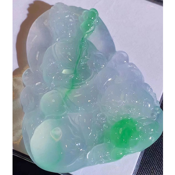 翡翠观音挂件，清澈透亮的质地，行云流水般的简约俏色，雕工也细致，性价比也很好