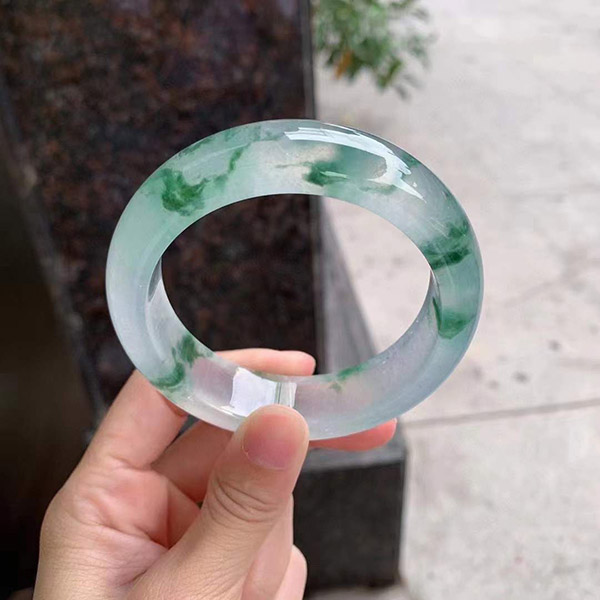 57圈口高冰飘花正圈翡翠手镯，冰润感十足，飘花灵动自然，韵味十足