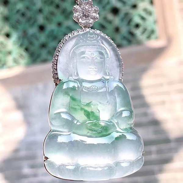 飘绿观音翡翠吊坠，饱满厚装，端庄优雅