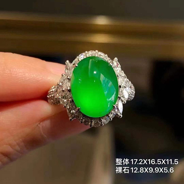 满绿阳绿鸽子蛋翡翠戒指，饱满圆润，光感好