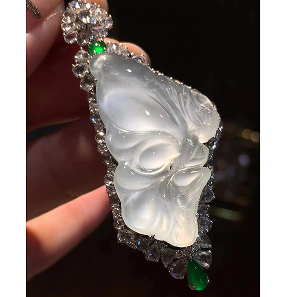 玻璃种蝴蝶仙女翡翠吊坠，纯净纯洁，刚光强，种老肉细起胶