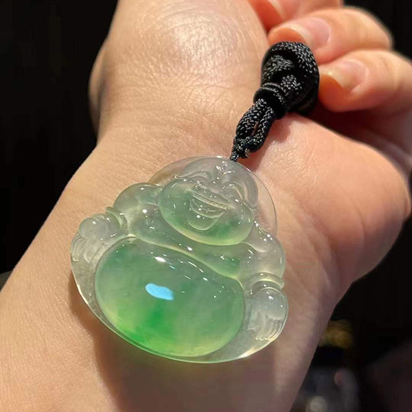 冰种飘翠素佛翡翠挂件，佛形端正，饱满大庄