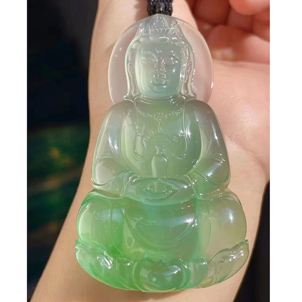 厚装大观音翡翠吊坠，大件厚装，底色阳，种水质地都很好，整体雕刻精工细作