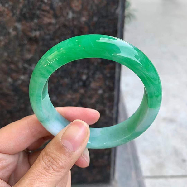 53圈口阳绿花正圈翡翠手镯，半圈阳绿均匀莹润，上手端庄高贵