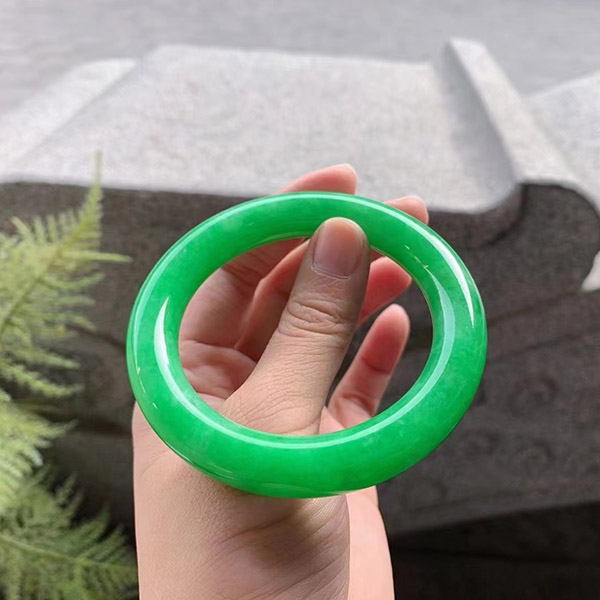 57圈口满绿圆条翡翠手镯