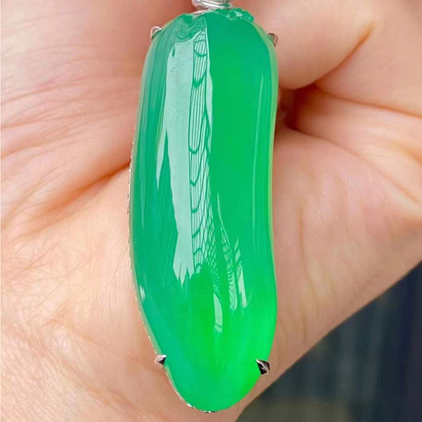 满绿福瓜翡翠吊坠，种色俱佳，简单的裸镶，高品质推荐