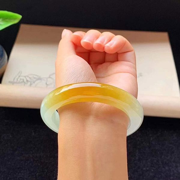 53圈口冰种黄翡正圈翡翠手镯，种水可，细腻水润