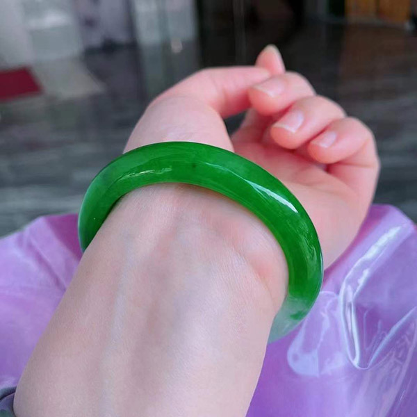 57圈口正圈辣色翡翠手镯，色泽鲜艳，漂亮