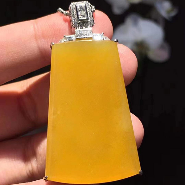 简镶黄翡无事牌翡翠吊坠，颜色种水厚度形状优秀