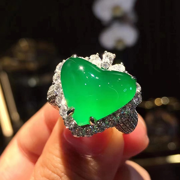 高色阳绿爱心翡翠戒指