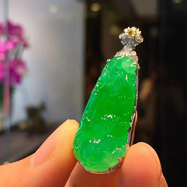 甜阳绿松鼠翡翠吊坠，寓意财寿双全，身体健康，财源广进