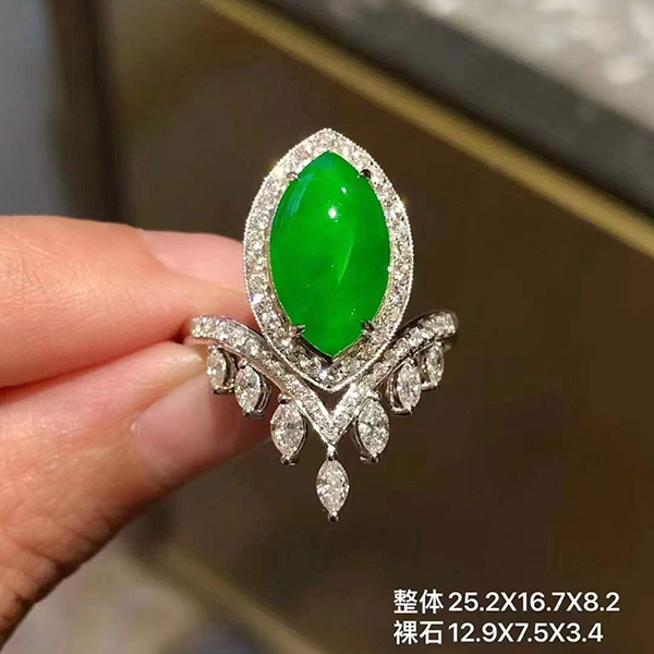质量高冰帝王绿大马眼翡翠戒指，简约镶嵌，大气自若