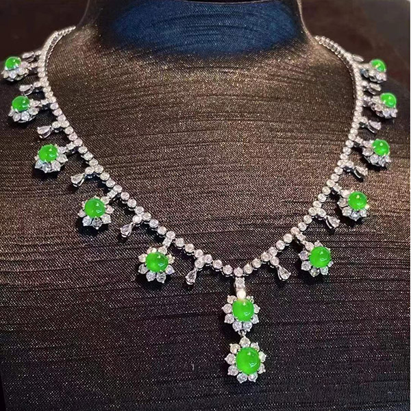 可轻奢可日常翡翠晚装链，Blingbling惹人爱，主石颗颗起光，种色相融，搭配神器