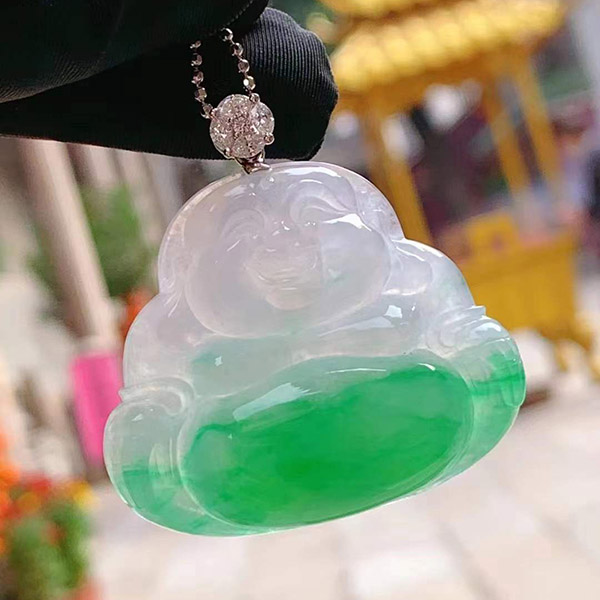 飘绿大佛公翡翠吊坠，肚子带色，满肚的财