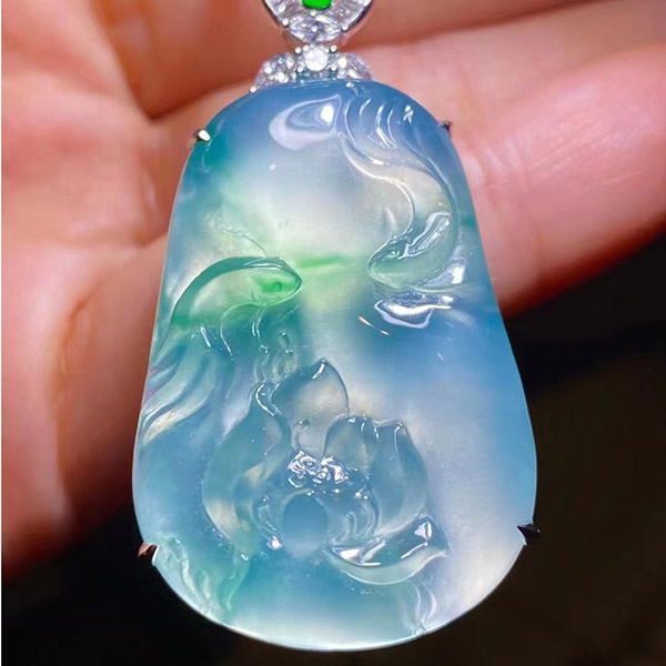 高冰蓝花如鱼得水翡翠吊坠，实物非常美，光感强，栩栩如生，画面感强