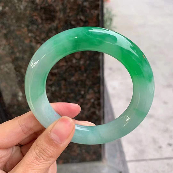 54圈口阳绿圆条翡翠手镯，底庄清新自然，阳绿花漾染鲜艳欲滴