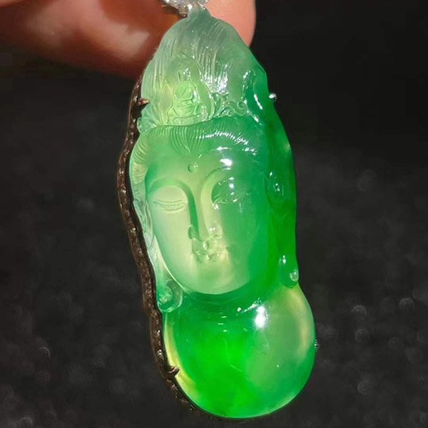 翠绿圣颜观音翡翠吊坠，开脸慈祥，翠绿种水好，种老肉质水头足，非常惊艳，推荐看实物