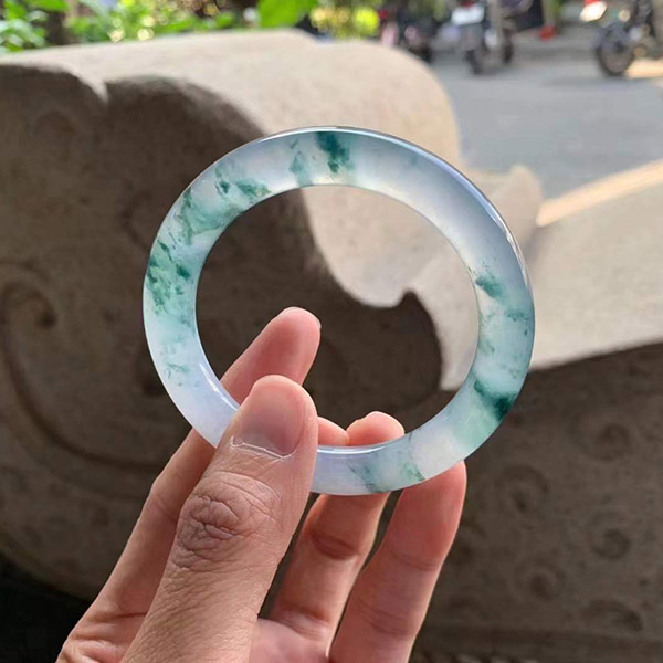 56圈口圆条种水飘花翡翠手镯，冰纯，透彻，飘花灵动飘渺，意境唯美，高品质！