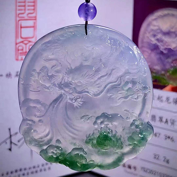 云起龙骧翡翠挂件，玉雕大师林乔雕刻作品，雕刻非常立体，飘绿意境十足