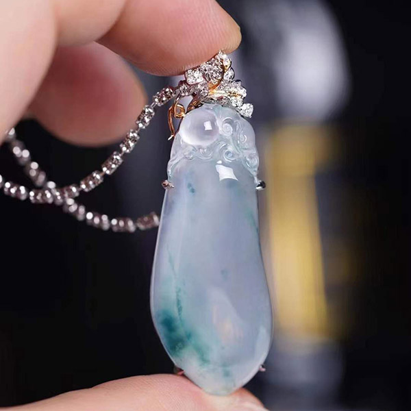 高冰飘蓝花福瓜翡翠吊坠，通体盈盈胶感，蓝花雅致，低调随性