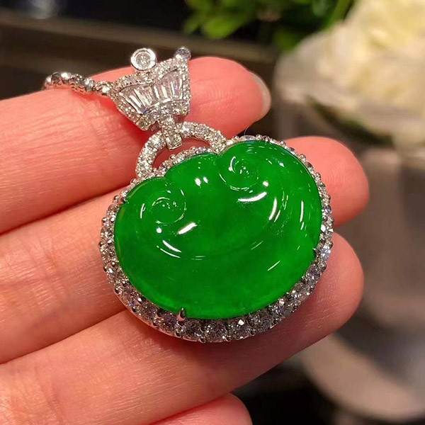 帝王绿如意翡翠吊坠，行家货，重金豪镶，饱满莹润