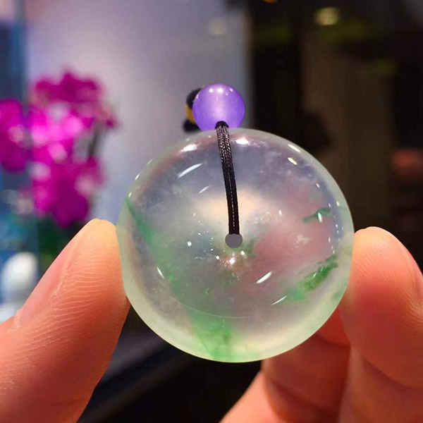 高冰带翠平安扣翡翠吊坠，水润通透，起胶起刚，高品质裸件，收藏自戴推荐！