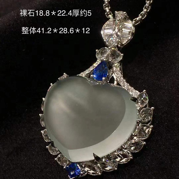 龙石种玻璃种心形翡翠吊坠，大道至简，豪华精嵌
