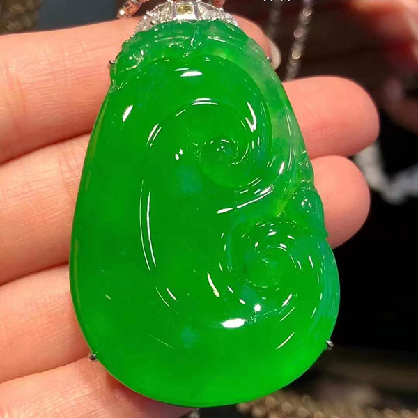 高冰饱满阳绿大如意翡翠吊坠，种水好，大庄厚装，收藏推荐