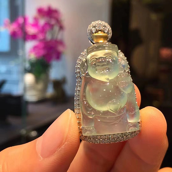 高冰种财神爷翡翠吊坠，招财进宝，冰润通透，雕工好 ，聚天下英才，揽天下财富，五位数