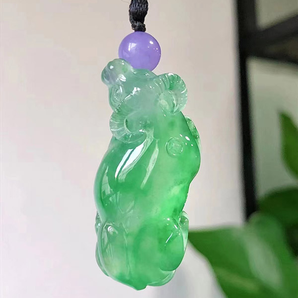 “牛”转乾坤翡翠挂件，寓意好