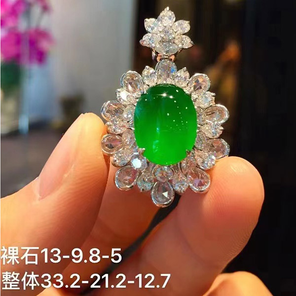 玻璃种帝王绿翡翠蛋面吊坠，立体的荧光感，色标级别，绝绝子蛋面吊坠，豪华大钻镶嵌，可日常可搭配你的晚礼服