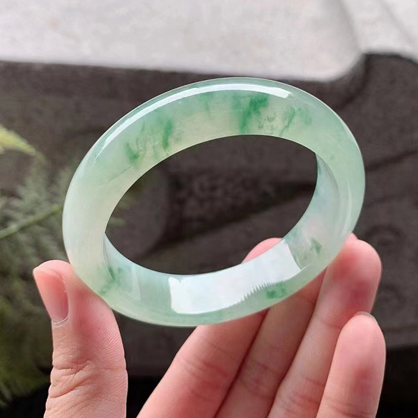 小六一开是多少钱翡翠 冰飘绿花正圈55圈口翡翠手镯
