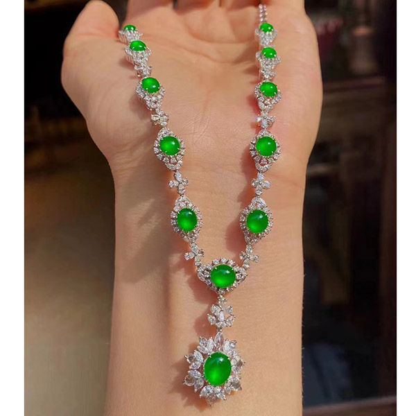 玻璃种帝王绿晚装翡翠项链，品质好，颗粒美艳起光 实物很惊艳，推荐