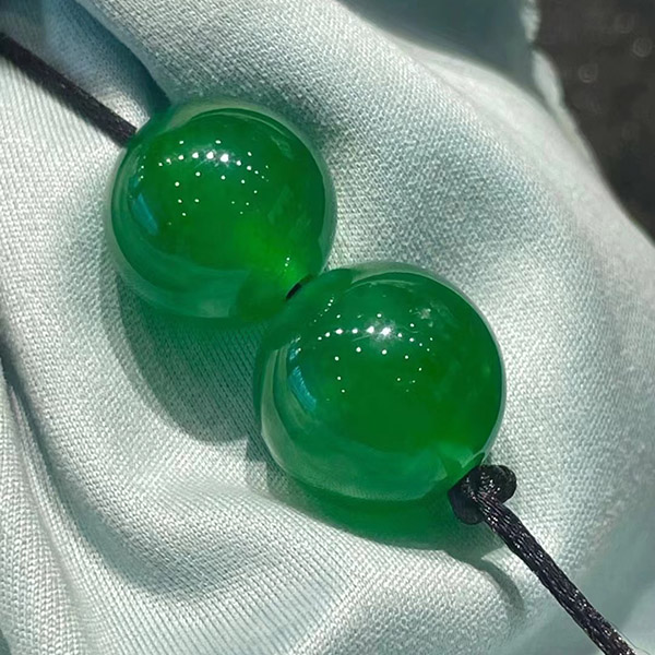 满绿翡翠大珠珠，种水色俱佳，非常难得