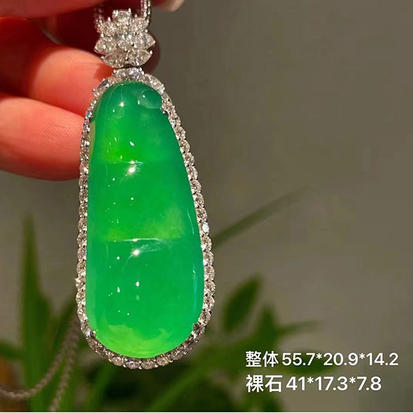 甜绿福豆翡翠吊坠，老坑种色，甜甜的料子，行家货