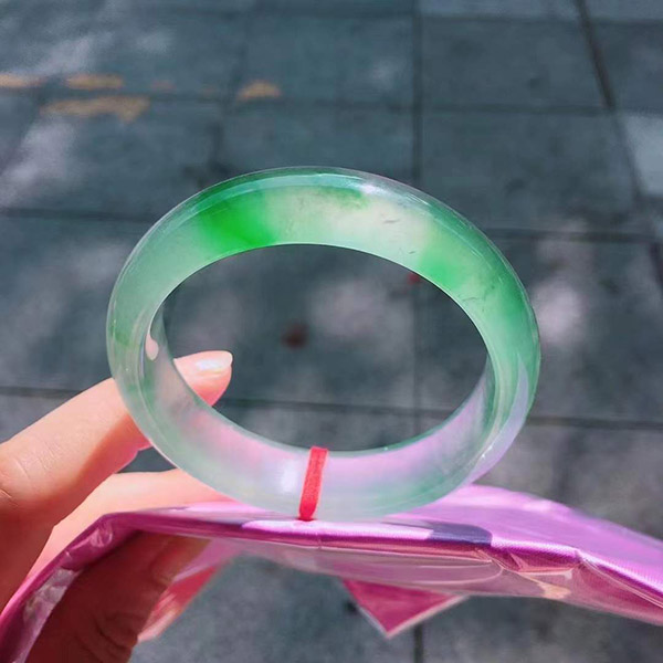55圈口正圈冰绿翡翠手镯，冰透水润，种水高级