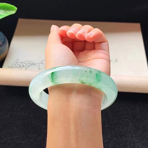 60圈口正冰种绿花正圈翡翠手镯，细腻飘绿瓜，好看优雅
