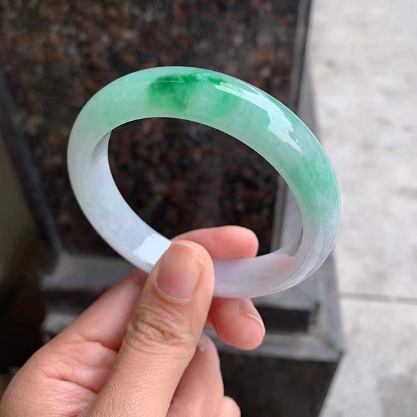 54圈口飘辣色花正圈翡翠手镯，底庄轻泛淡紫，辣花靓丽抢眼