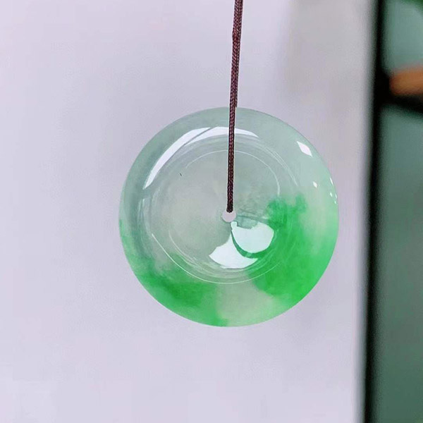 冰透水润飘绿平安扣翡翠吊坠，水润亮泽，俏丽点缀
