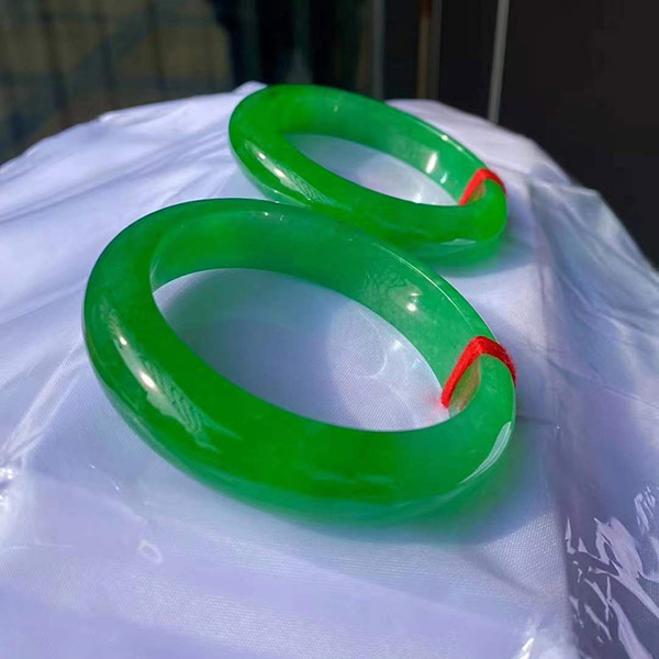 56圈口满绿翡翠手镯一对，种水色俱佳，收藏重器