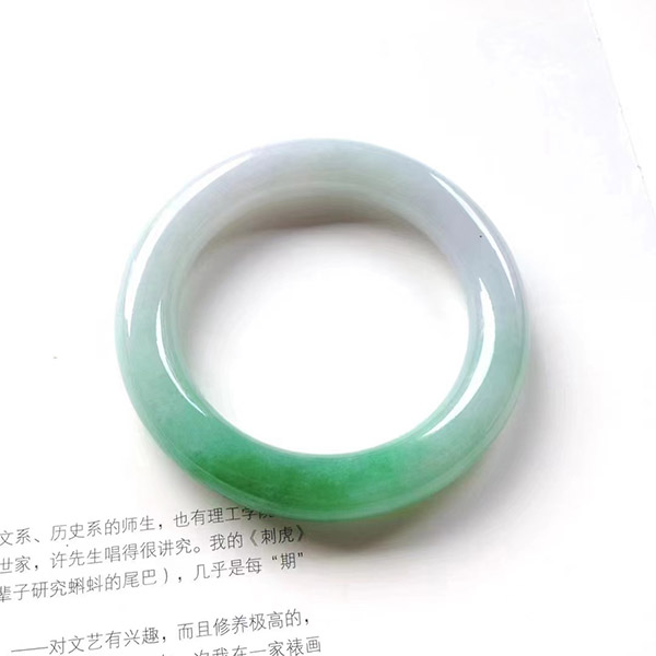 59圈口圆条辣色翡翠手镯