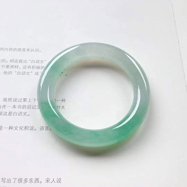 54圈口圆条冰绿种水翡翠手镯，清新宜人，很招人喜欢，高品质！