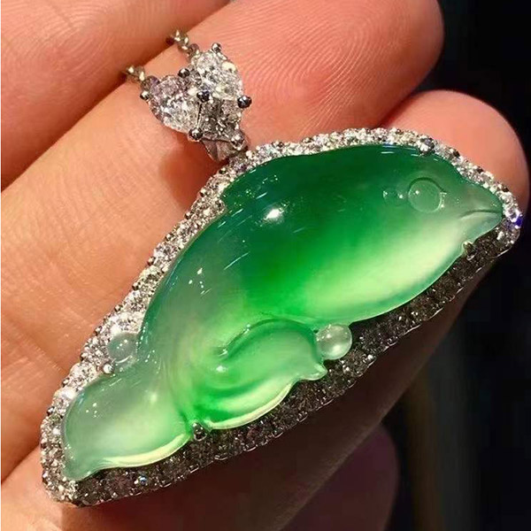 翠绿爱情海豚翡翠吊坠，荧光感非常好，胶感强，雕刻精细，活灵活现惟妙惟肖
